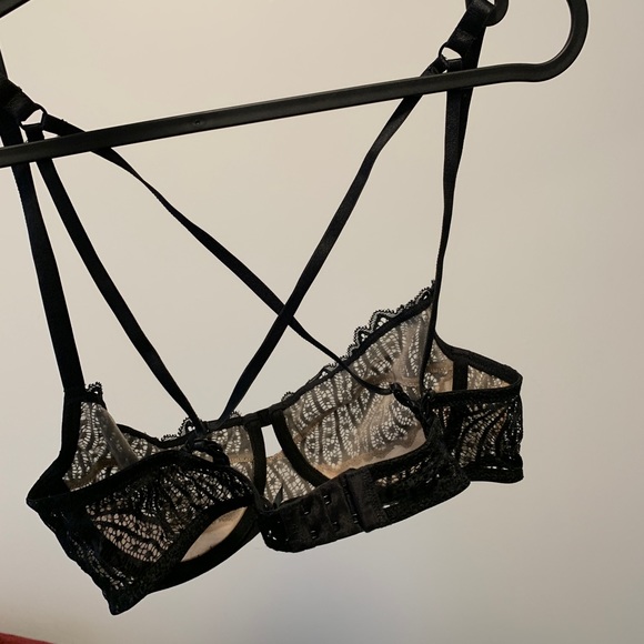 Black lace underwire bra with criss-cross straps - Picture 2 of 5